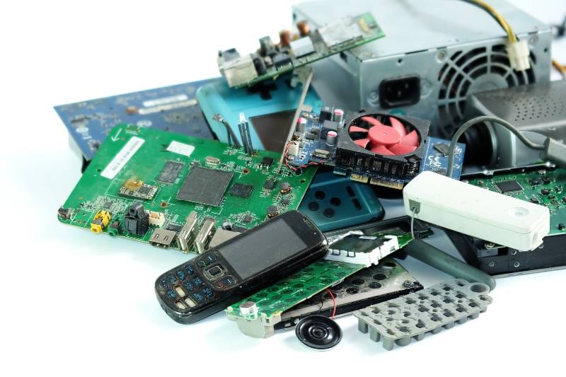 A pile of electronics and other electronic components.